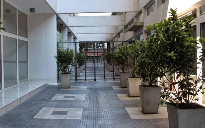 einen leeren Flur mit Topfpflanzen in einem Gebäude in der Unterkunft apartment Santiago downtown Paseo Bulnes in Santiago