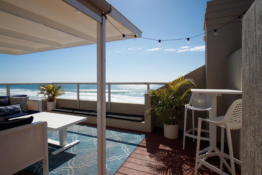un balcon avec vue sur l'océan dans l'établissement Sea Salt By Khove, à Gold Coast