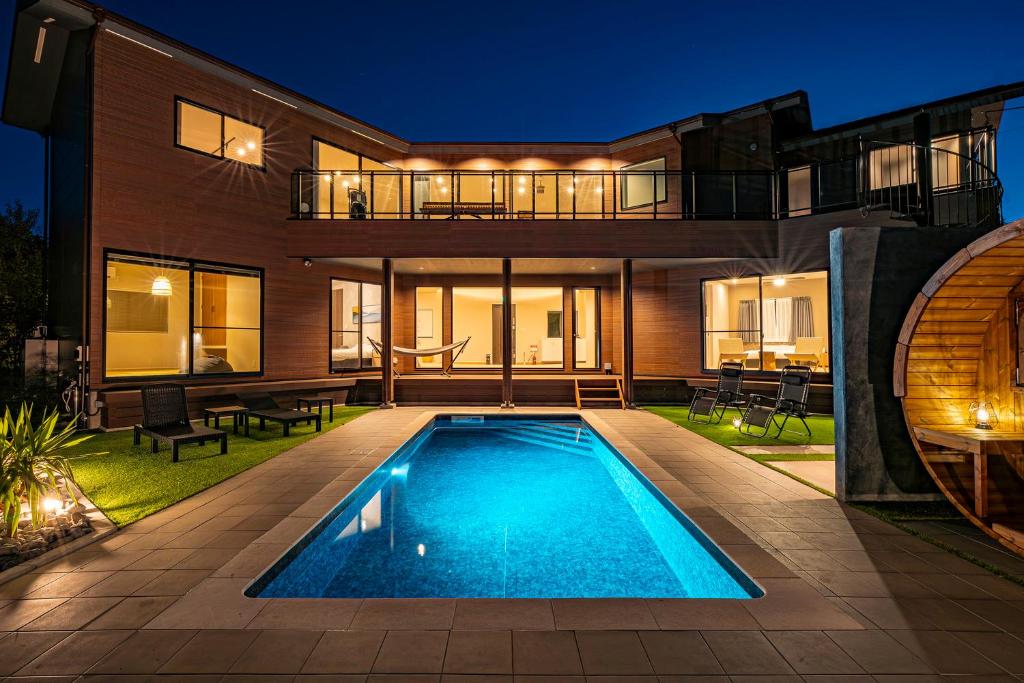 a house with a swimming pool in the yard at SANA伊豆大室山 -Pool Villa- in Ito
