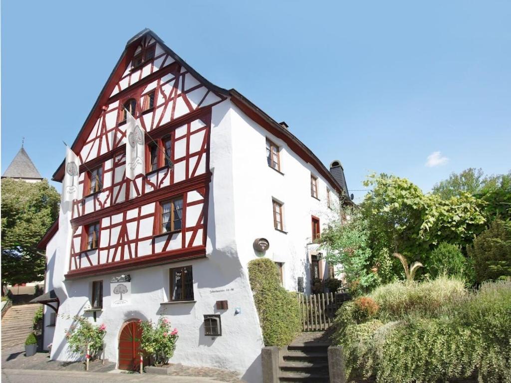 una casa bianca con un rosso e un bianco di Holiday home in Bullay with sauna a Bullay