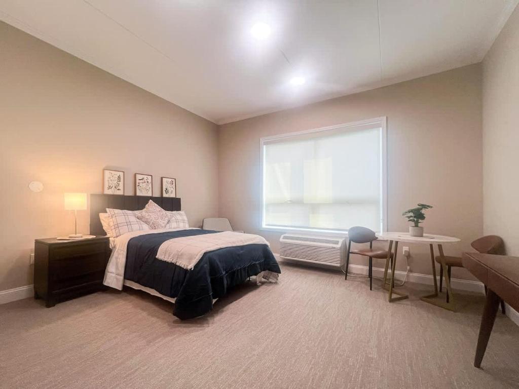 Un dormitorio con una cama y una ventana grande. en 413 Modern Brand New Studio Apartment, en East Spotswood