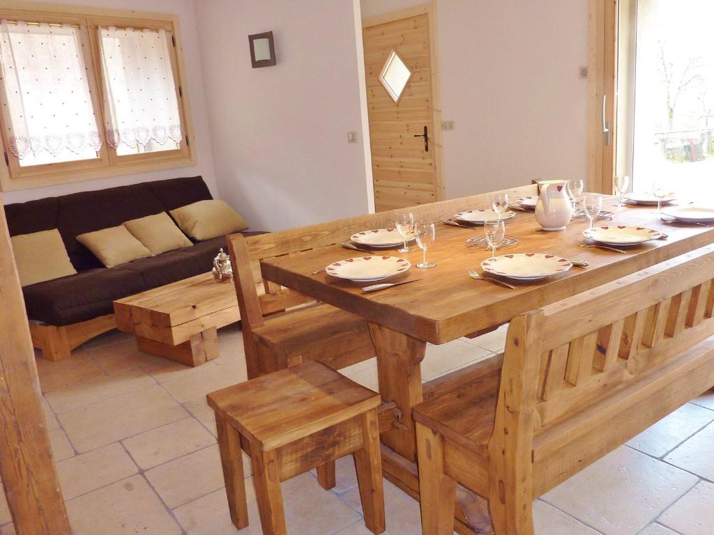 un soggiorno con un tavolo di legno e un divano di Chalet confortable à Samoëns, 10 pers, 4 chambres, WIFI, parking - FR-1-815-47 a Samoëns