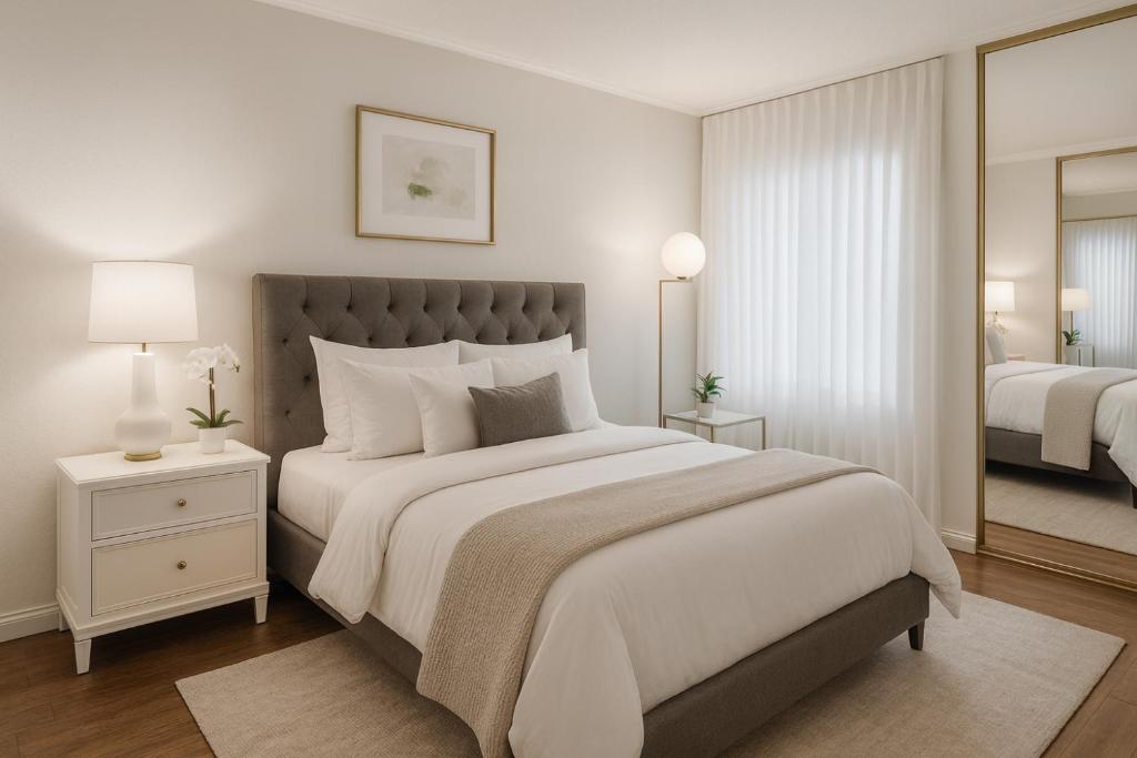 Postel nebo postele na pokoji v ubytování Venice Beach 7-min Walk - 2BR in Marina del Rey