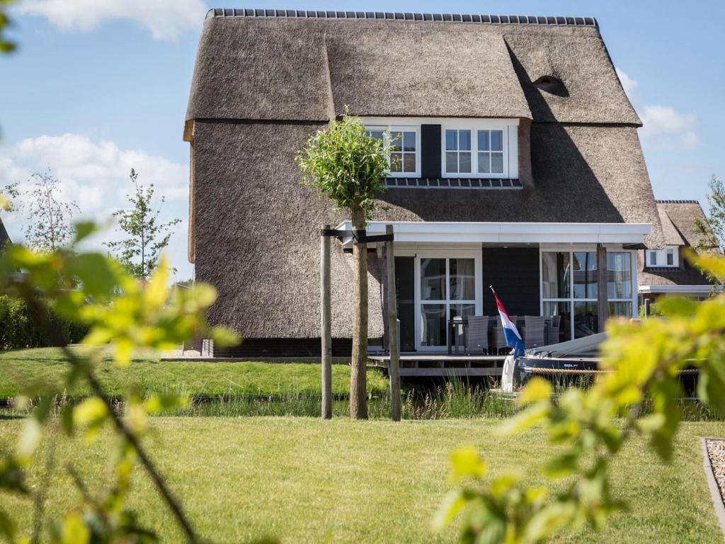 Lakeside Villa with Terrace, Delfstrahuizen (precios actualizados 2026)