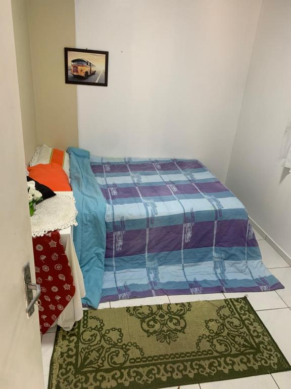 コンボリウーにあるQuarto Harmonyのベッドルーム1室(ベッド1台、ラグ付)