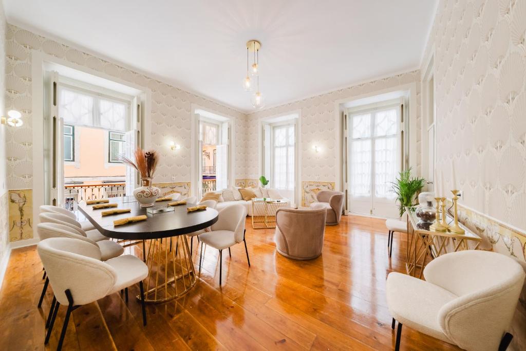 Luxury 5BR Apt Central Lisbon, Castle Views wAC