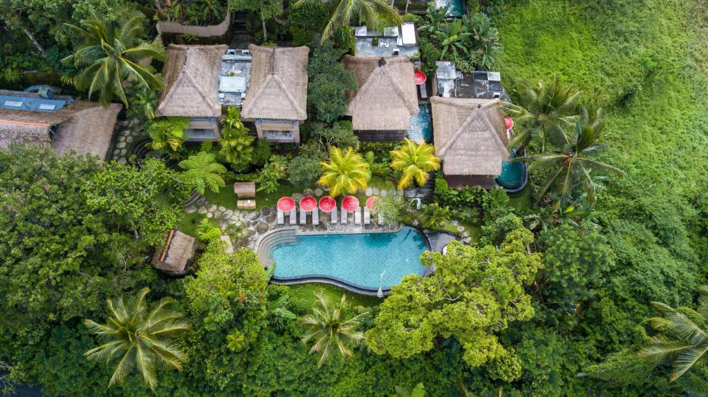 une vue aérienne d'un complexe hôtelier avec piscine dans l'établissement Puri Gangga Resort Ubud, à Tegalalang
