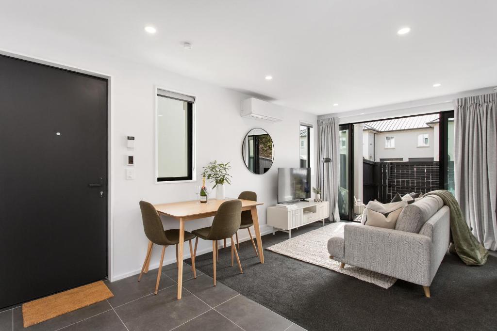 Sun Filled Living Hagley Park Hospital 2BR 2BA - Resim 9