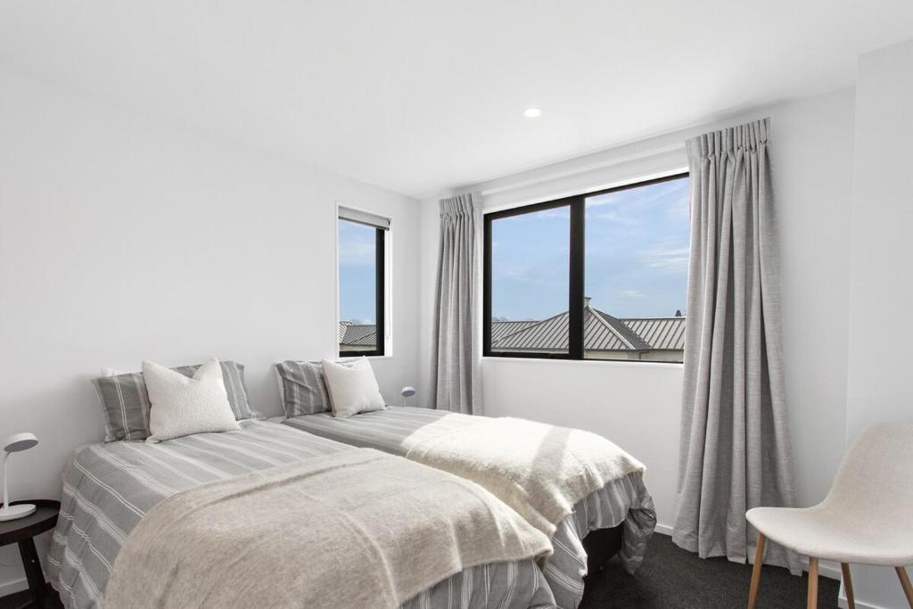 Sun Filled Living Hagley Park Hospital 2BR 2BA - Resim 7