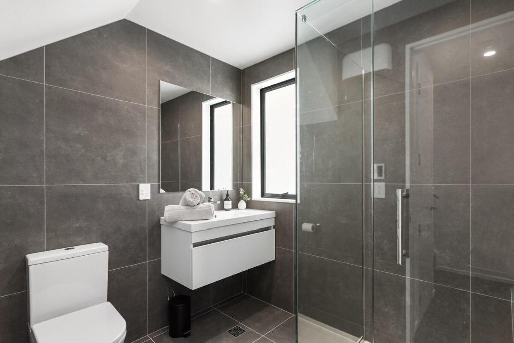 Sun Filled Living Hagley Park Hospital 2BR 2BA - Resim 14