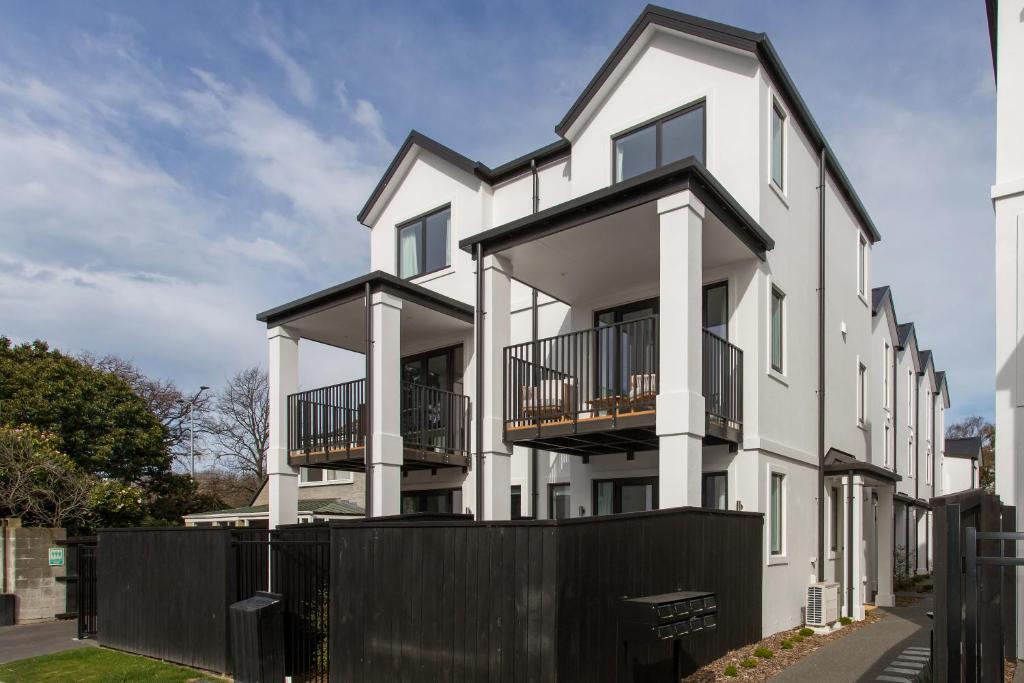 Sun Filled Living Hagley Park Hospital 2BR 2BA - Resim 6