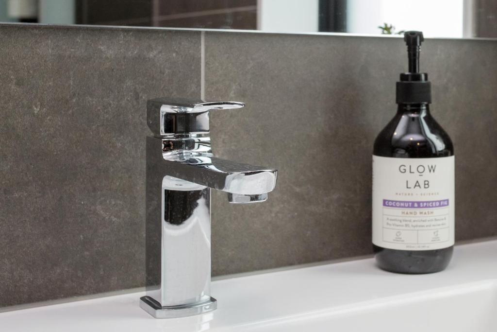 Sun Filled Living Hagley Park Hospital 2BR 2BA - Resim 3