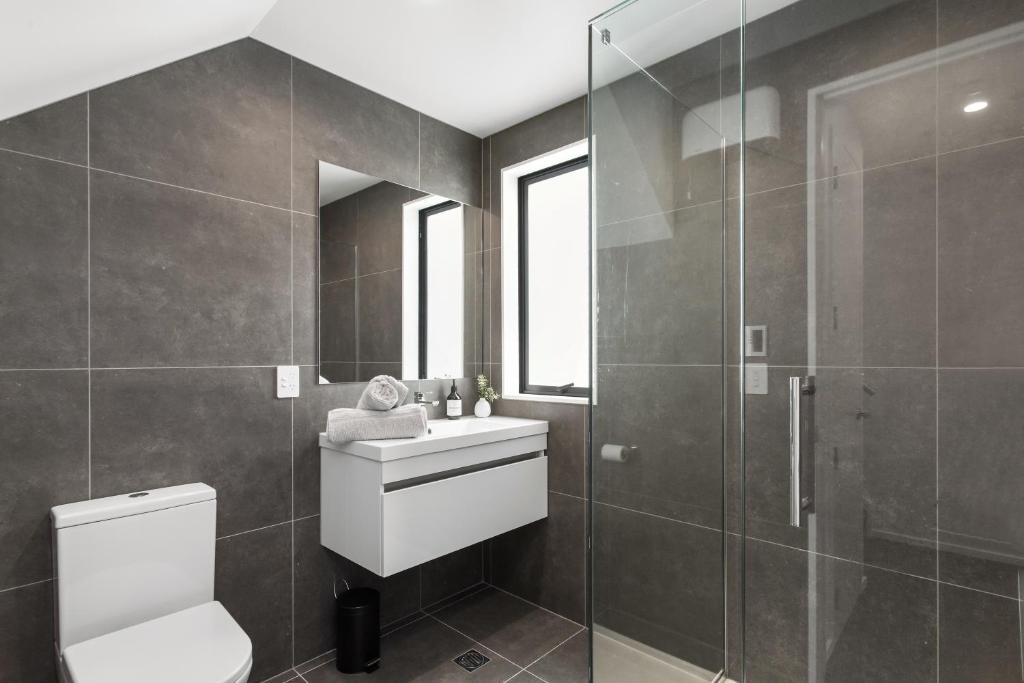 Sun Filled Living Hagley Park Hospital 2BR 2BA - Resim 8