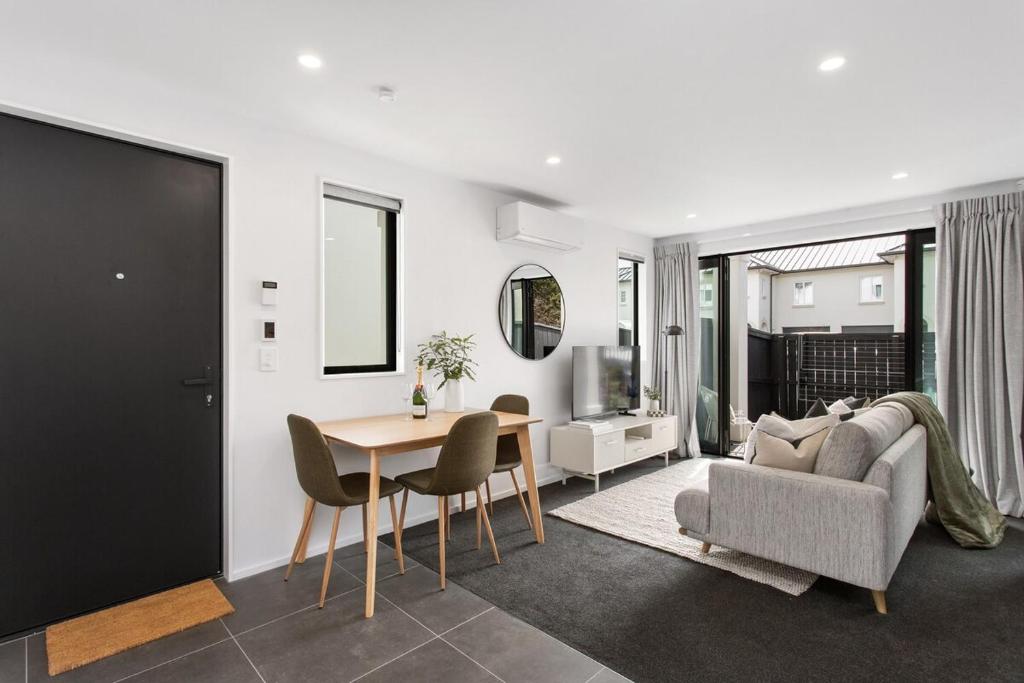 Sun Filled Living Hagley Park Hospital 2BR 2BA - Resim 24