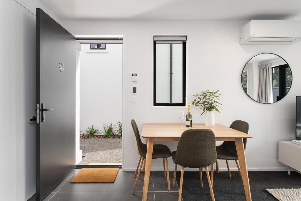 Sun Filled Living Hagley Park Hospital 2BR 2BA - Resim 4