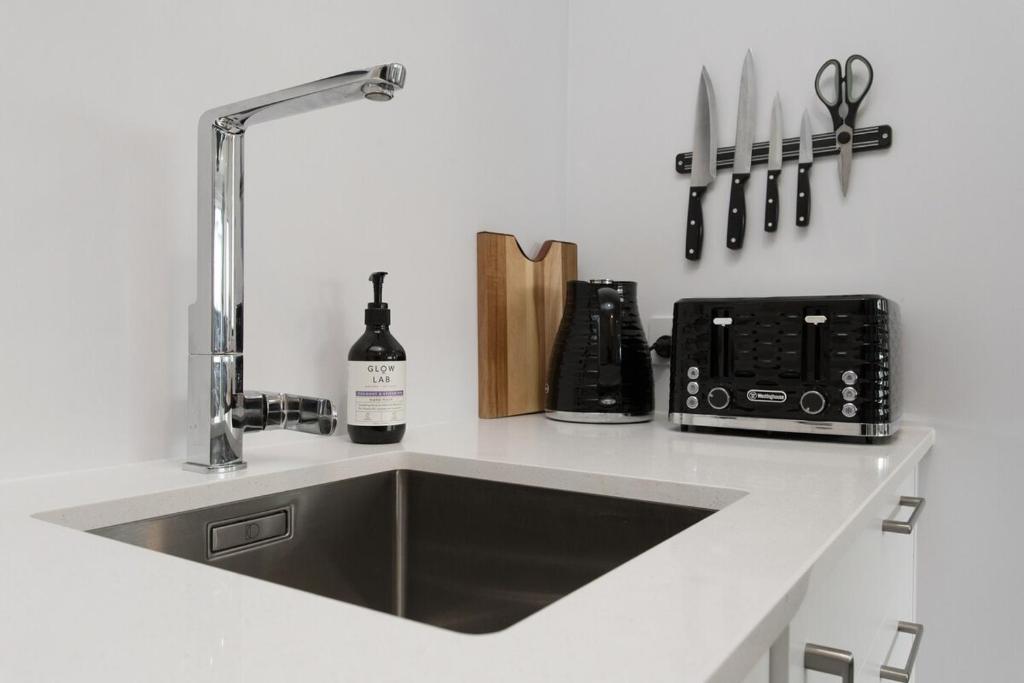 Sun Filled Living Hagley Park Hospital 2BR 2BA - Resim 34