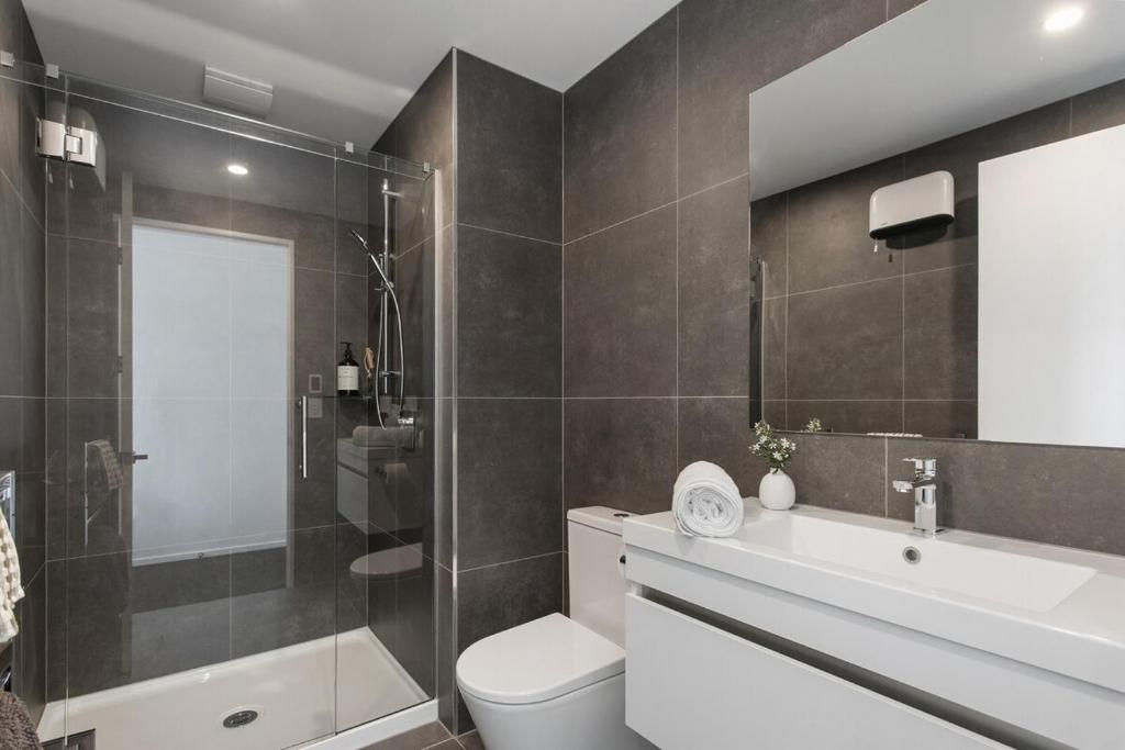 Sun Filled Living Hagley Park Hospital 2BR 2BA - Resim 36