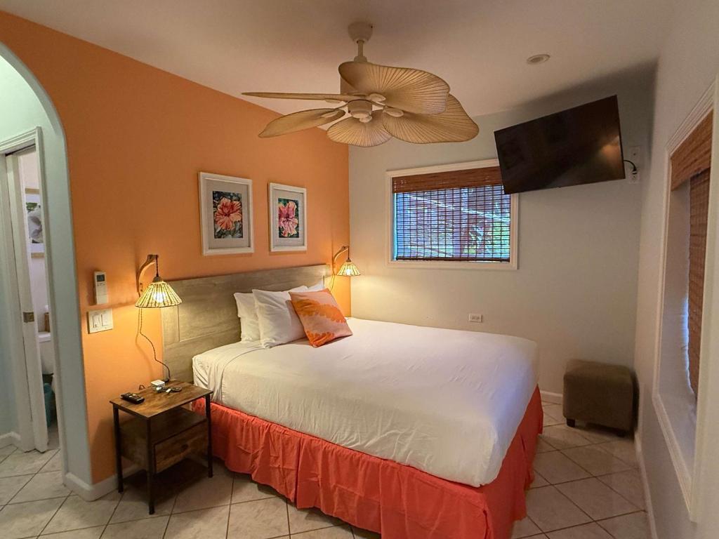 Ένα ή περισσότερα κρεβάτια σε δωμάτιο στο Half-Price Bed & Breakfast Steps from the Beach with AC