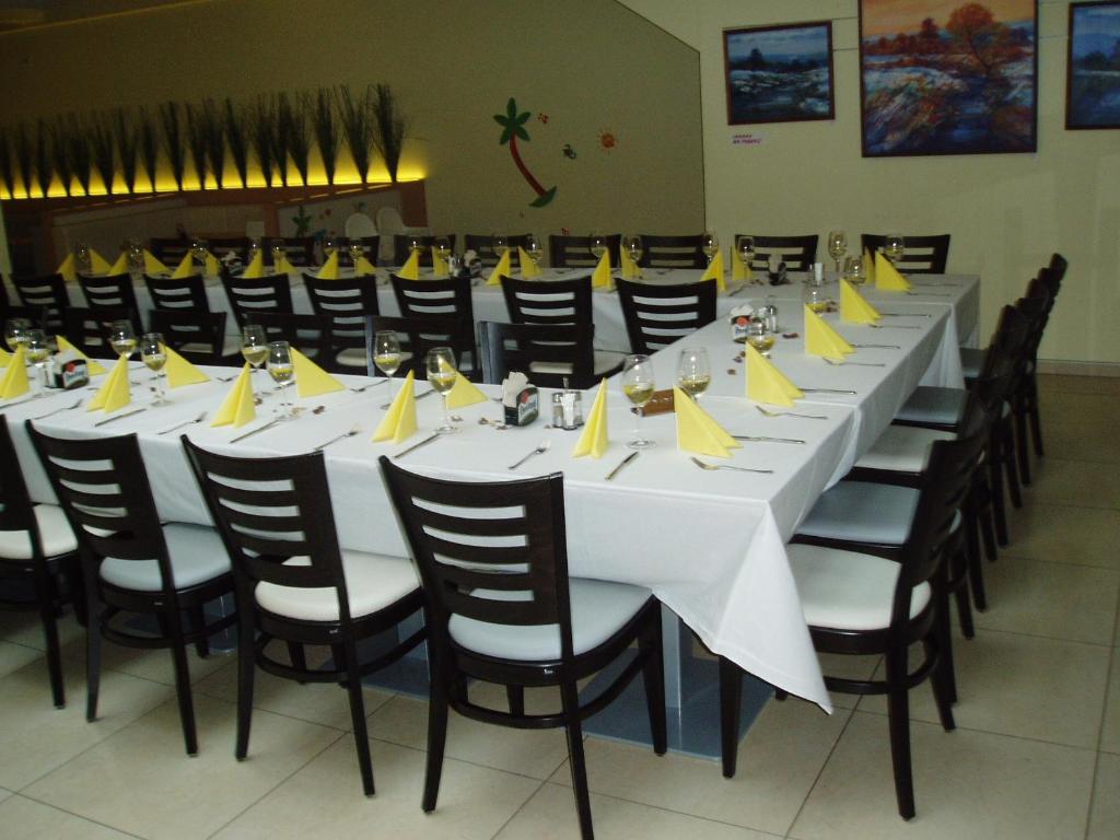 Restauracja lub miejsce do jedzenia w obiekcie Hotel Kaskada