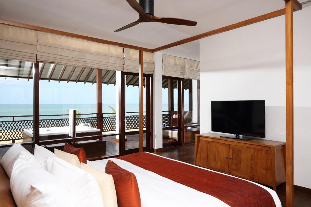 TV a/nebo společenská místnost v ubytování Anantaya Resort & Spa Chilaw
