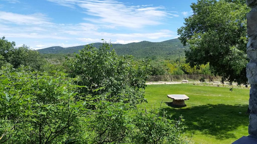 un parc avec un banc au milieu d'un champ dans l'établissement Hameau Domaine Ceyrac, à Ceyrac