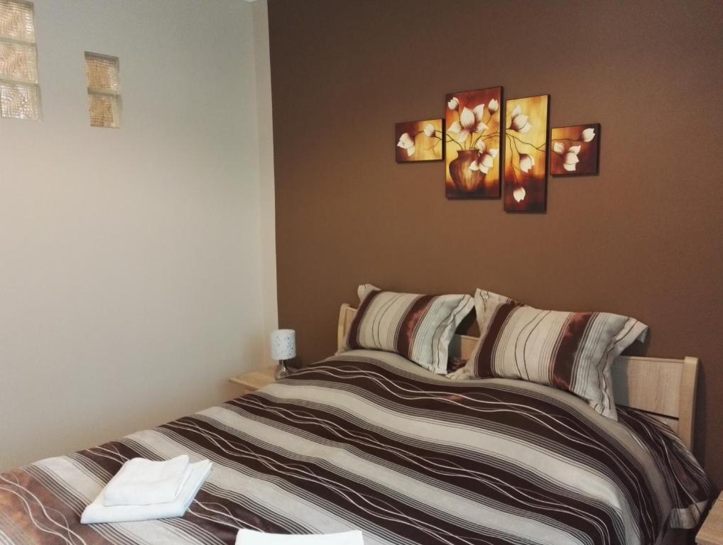 Postel nebo postele na pokoji v ubytování Adél Apartman