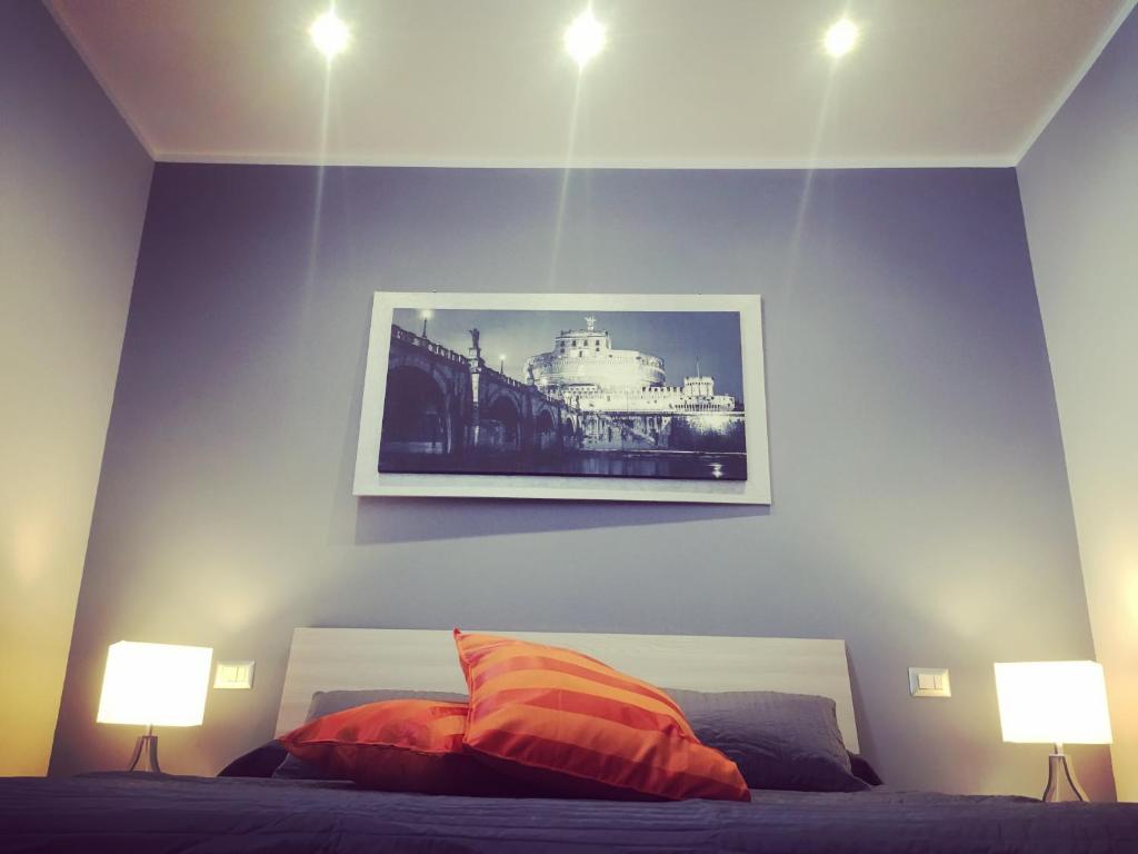um quarto com uma cama com duas luzes na parede em Caracalla Room Rental em Roma