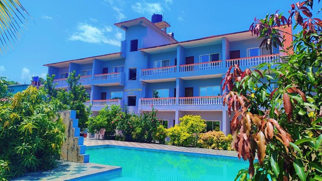 マンドレムにあるBoutique Wellness & Yoga Hotel Goaの前にプールがある建物