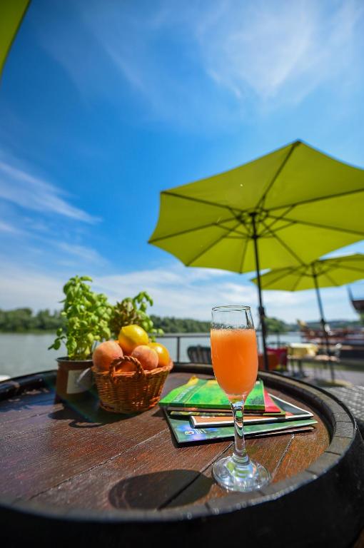 Nápoje v ubytování San Art Floating Hostel & Apartments