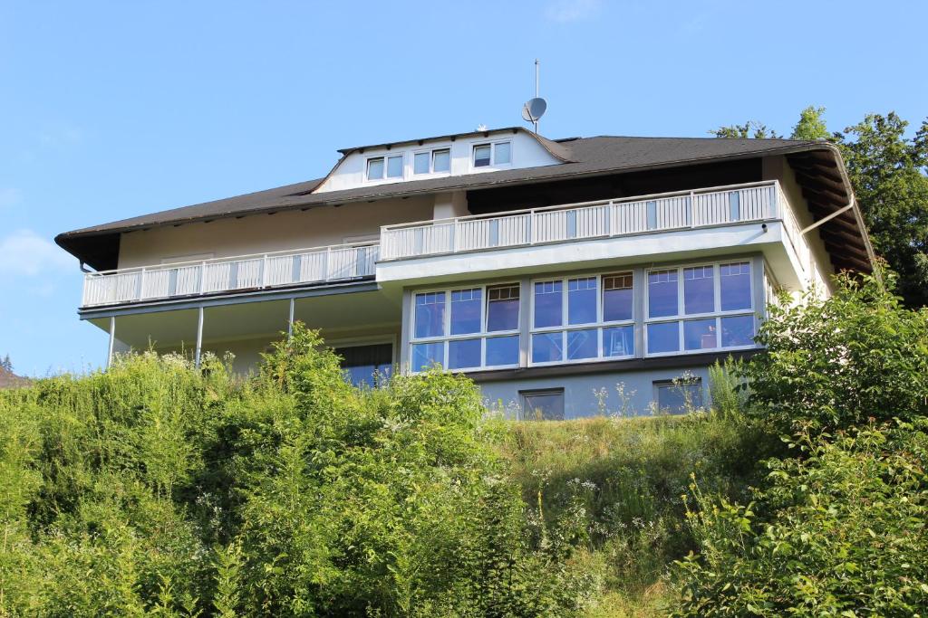 una casa en la cima de una colina con árboles en Ferienwohnungen Krakolinig, en Pörtschach am Wörthersee