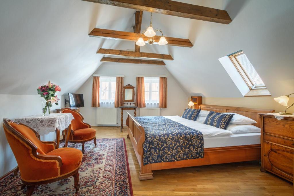 1 dormitorio con 1 cama, mesa y sillas en Red Lion Hotel en Praga