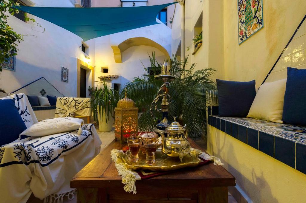 a room with a table with glasses on it at Roccamelia Experience in Mazara del Vallo