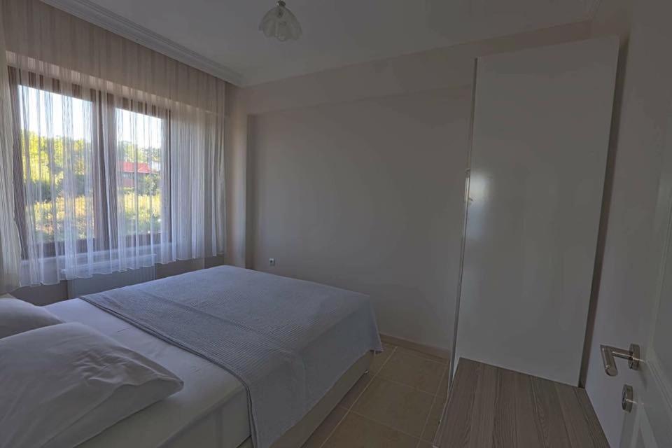 Un pat sau paturi într-o cameră la Yasar Apart