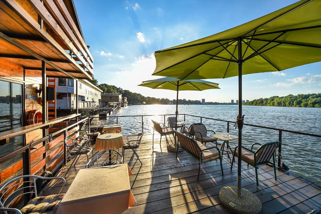 Výhled na řeku, která protéká v blízkosti hostelu