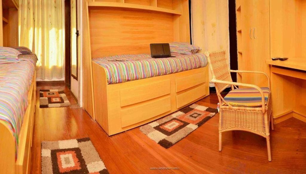 1 dormitorio con litera y ordenador portátil en Residencial Morumbi Hostel, en São Paulo