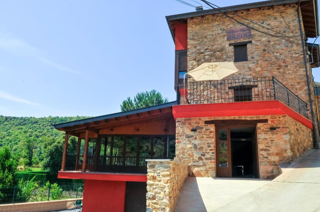 un gran edificio de ladrillo con balcón. en Hotel Rural Pescadores en Sobrado