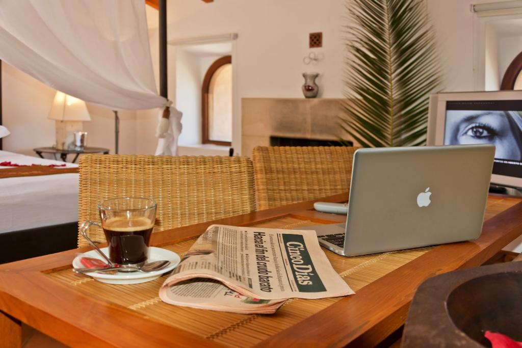 TV a/nebo společenská místnost v ubytování Hotel Can Roses