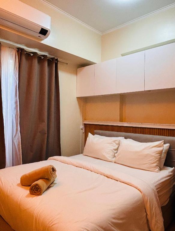 a bedroom with two beds with a dog laying on the bed at Stylish Bright Stay for Work or Leisure in Molo