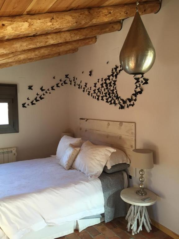 sypialnia z łóżkiem z gwiazdami na ścianie w obiekcie El Zaguán w Albarracín