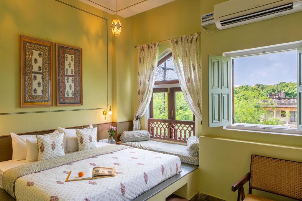 Postel nebo postele na pokoji v ubytování Mukam at Kanak Vilas, Jaipur