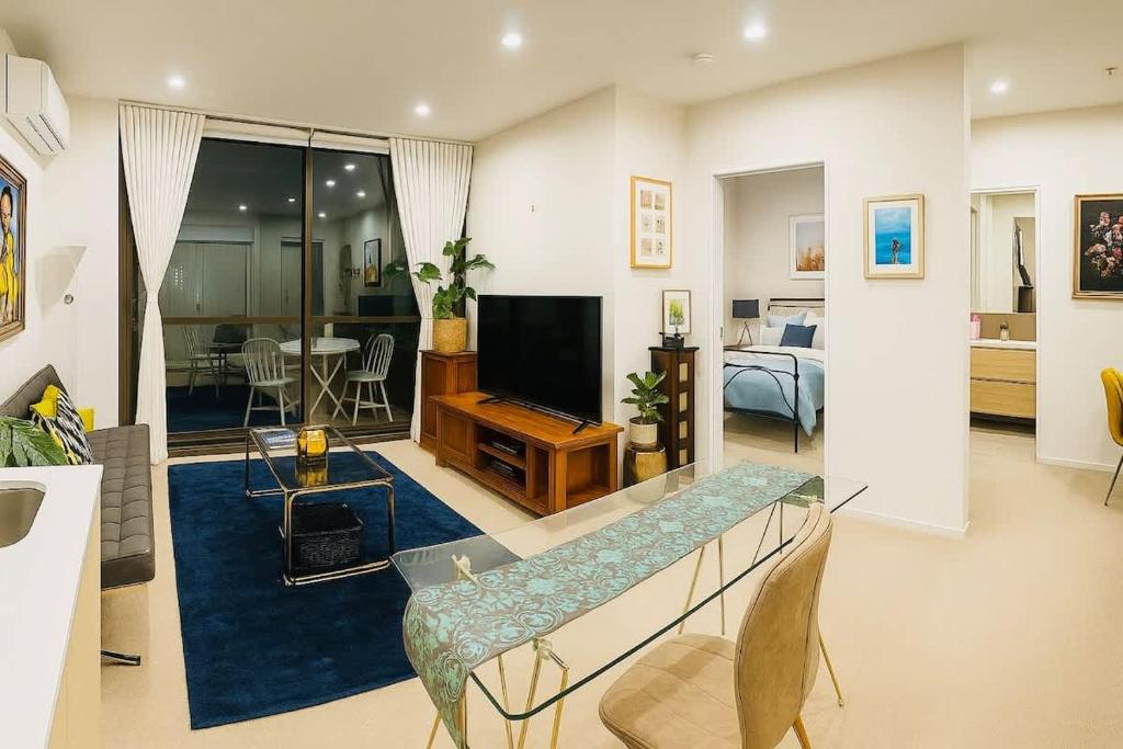 ein Wohnzimmer mit Sofa und Fernseher in einem Zimmer in der Unterkunft Royal Executive Living Garden Executive Home in Melbourne