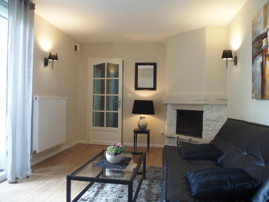ein Wohnzimmer mit einem Sofa und einem Kamin in der Unterkunft Bed and Breakfast Le patio in Montigny-lès-Metz