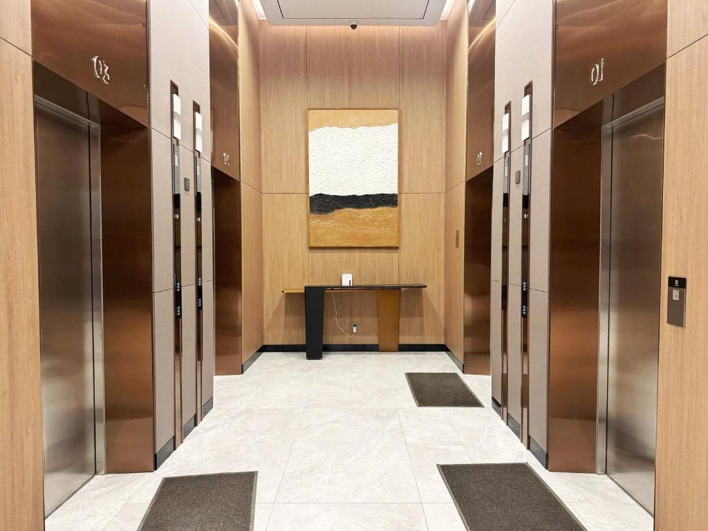 un couloir avec des casiers et une table dans un bâtiment dans l'établissement ICON40 Ha Long Bay Managed by Dau Dau homestay, à Hạ Long