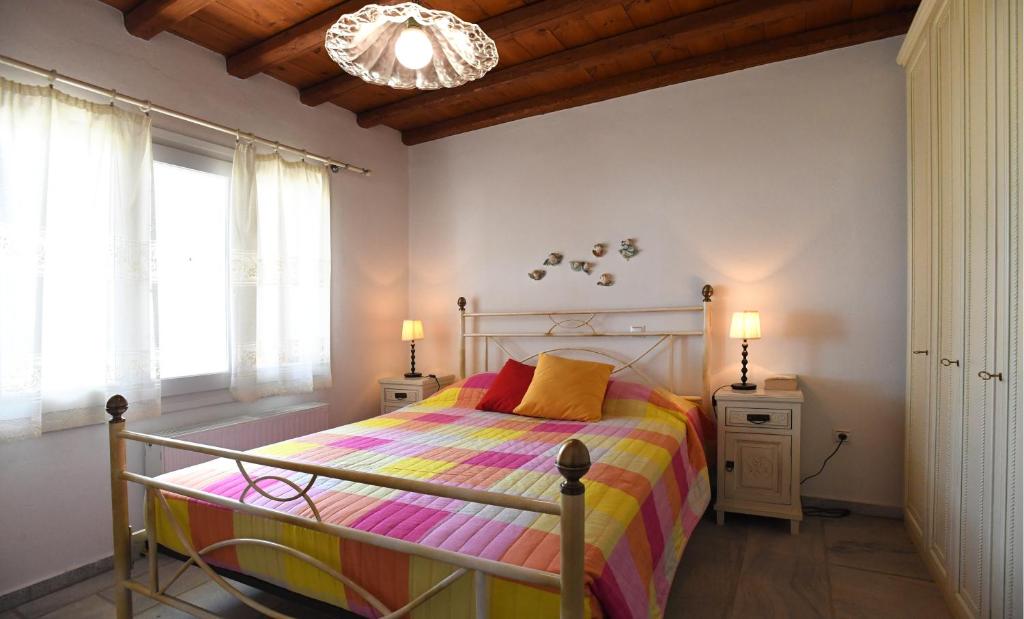 Postel nebo postele na pokoji v ubytování Tinos Sky View Villa