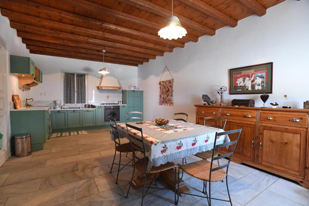Kuchyň nebo kuchyňský kout v ubytování Tinos Sky View Villa