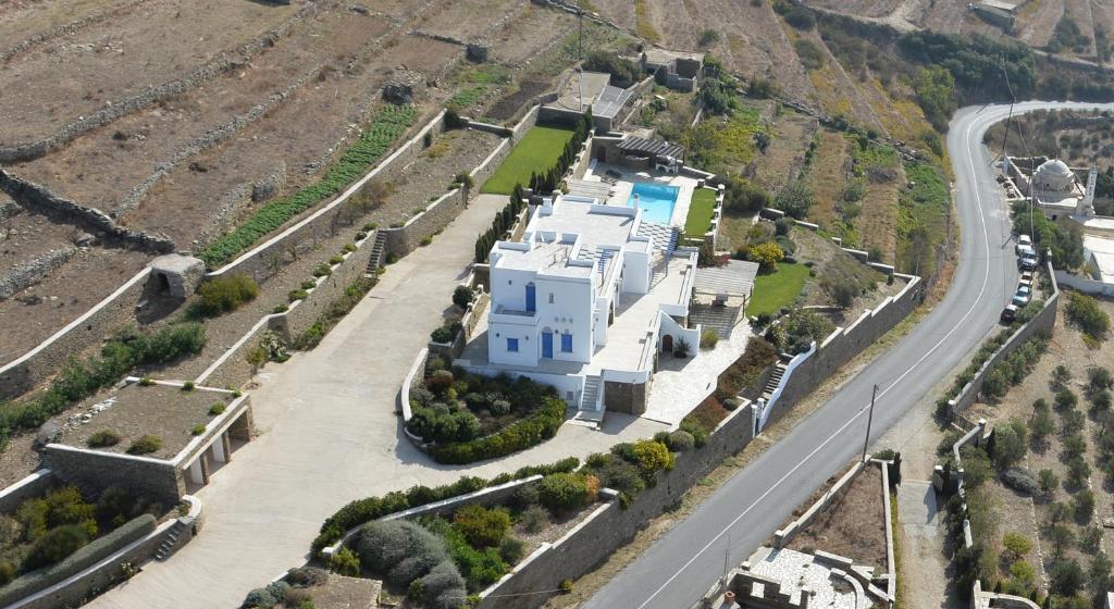 Bazén v ubytování Tinos Sky View Villa nebo v jeho okolí