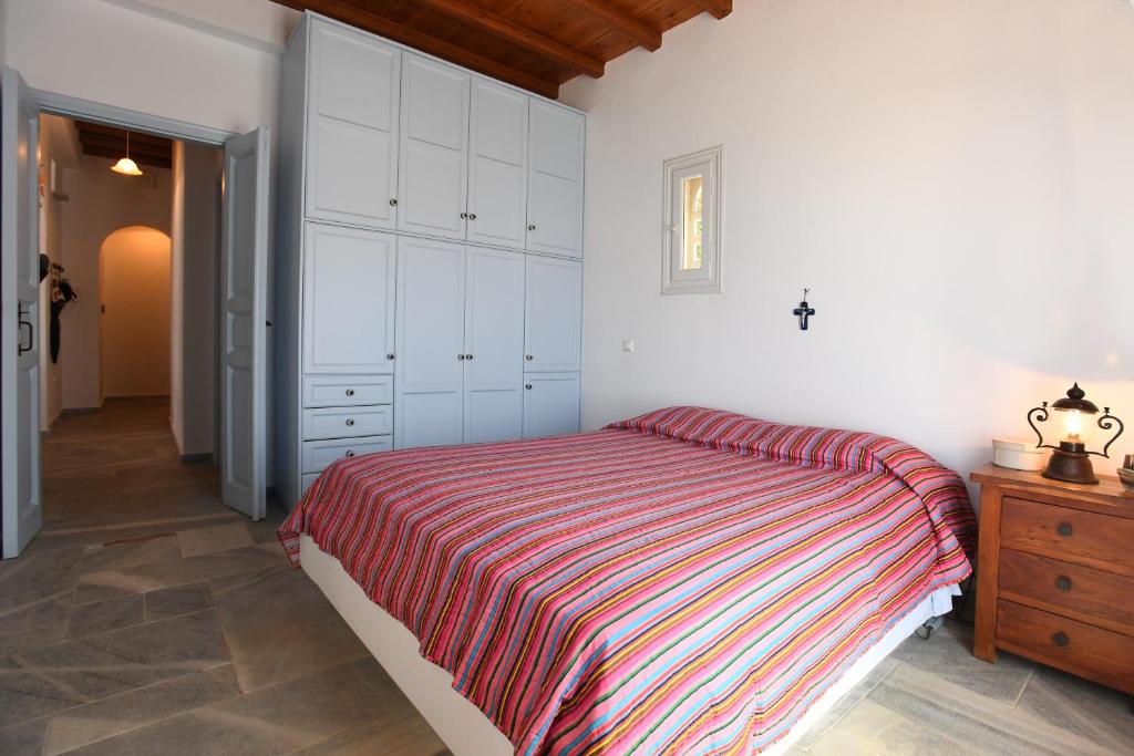 Postel nebo postele na pokoji v ubytování Tinos Sky View Villa