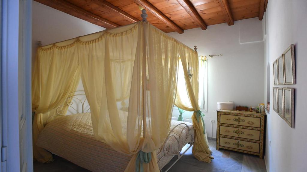 Postel nebo postele na pokoji v ubytování Tinos Sky View Villa