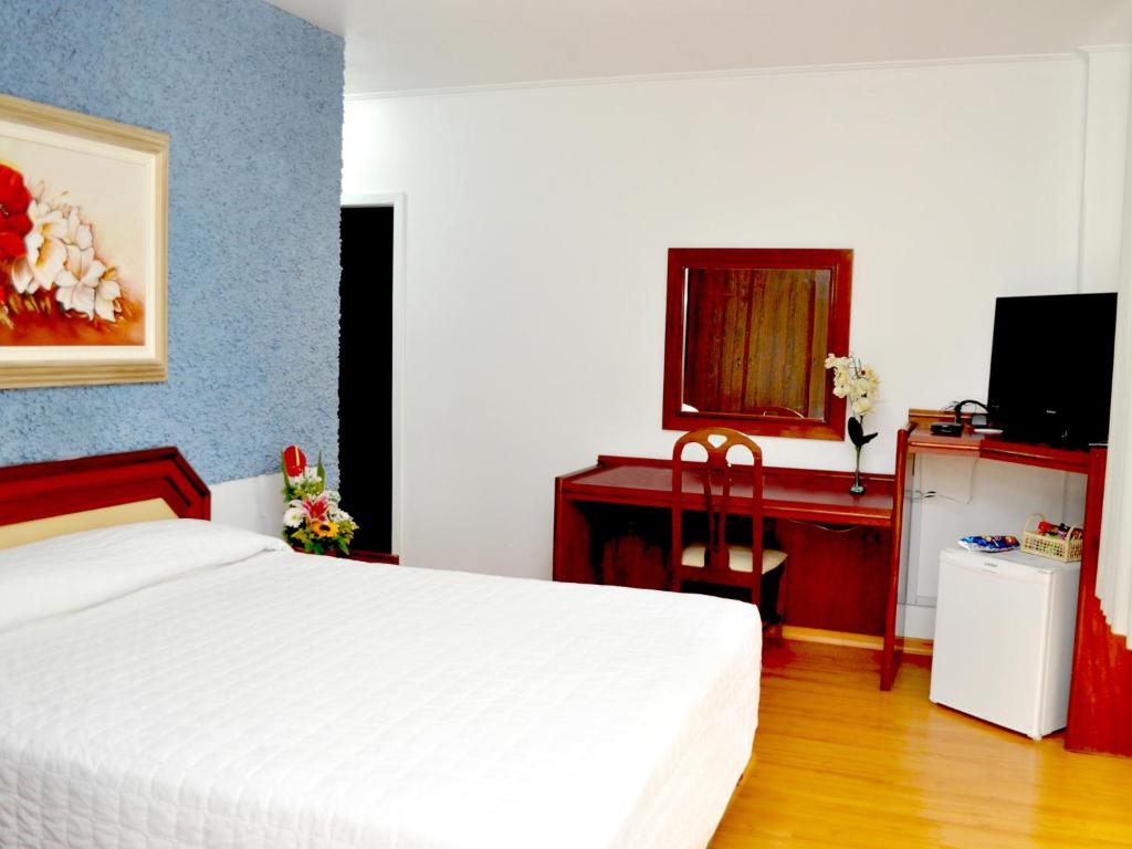 Postel nebo postele na pokoji v ubytování Caravelle Palace Hotel