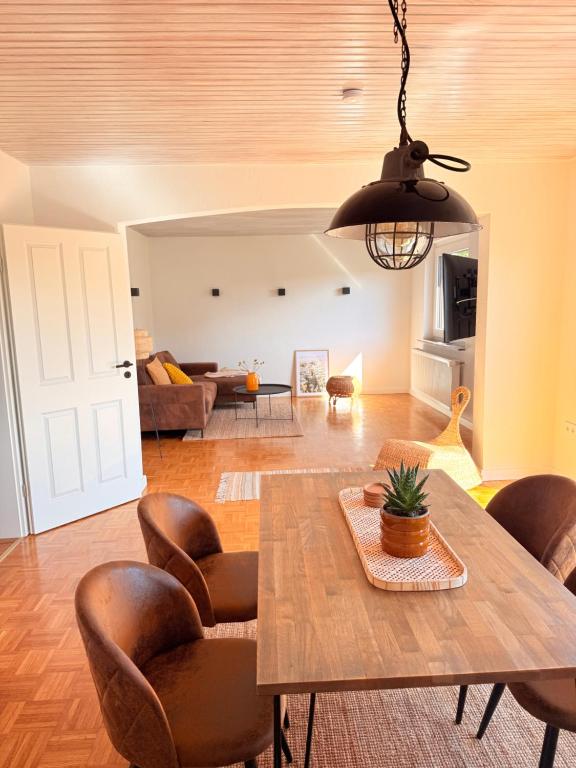 a dining room with a table and chairs at Ferienwohnung Auszeit in Arenborn